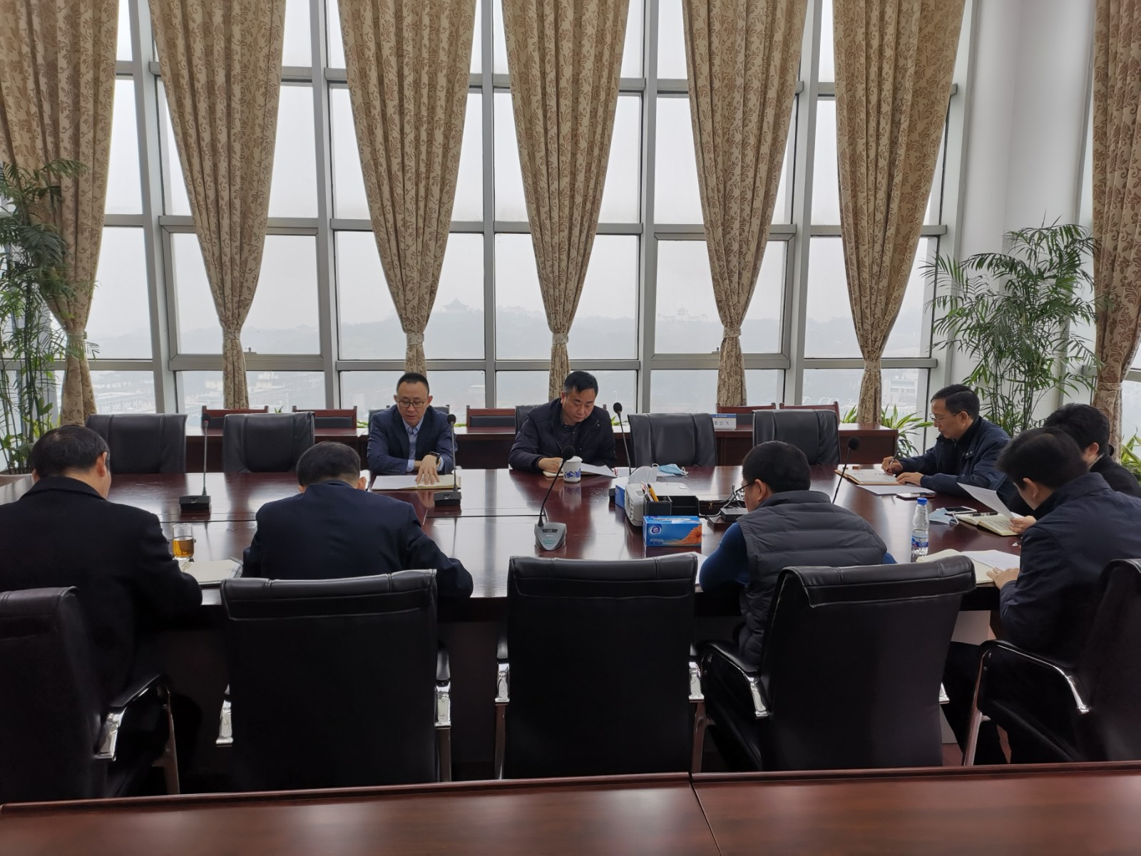 公司党委书记、董事长霍立飞主持召开工作务虚会议.jpg